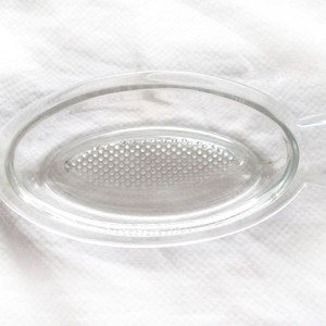 prl szkło użytkowe, prl szklana tarka do jabłek, prl naczynia szklane, prl sprzęty vintage, retro szkło prasowane z czasów prl, prl tarka ze szkła