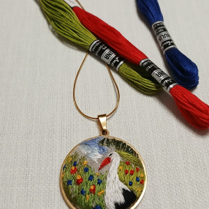 Ręcznie haftowany wisior  BOCIEK  stal szlachetna