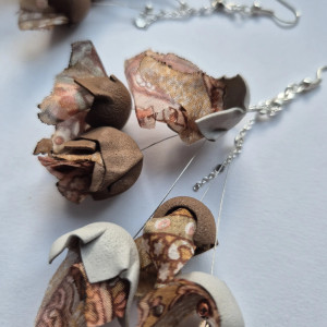 Kolczyki duże subtelne kwiaty w odcieniach brązu