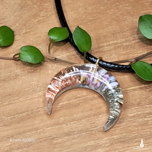 Lunula Krystalicznej Pamięci, orgonit - mały wisiorek z żywicy, bizmut i niezapominajki