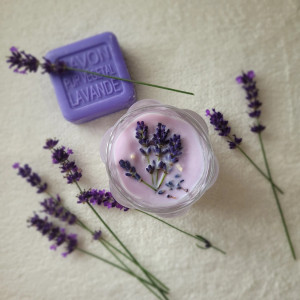Pora na lawendę!  Piękna świeca sojowa z olejkiem lawendowym I zatopiona lawendą.