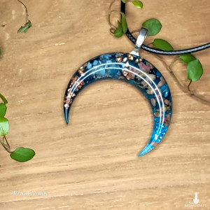 Turkusowa Lunula – orgonit, wisiorek z żywicy z apatytem i wrzoścem