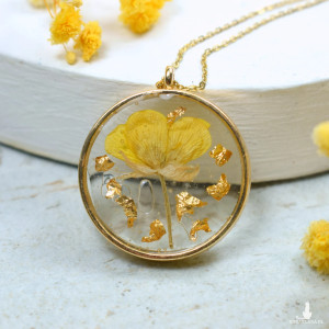 Naszyjnik z żywicy z żółtym kwiatem i płatkami złota