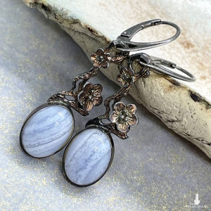 Kolczyki z agatami wśród srebrnych kwiatów a843