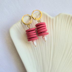 Czerwone kolczyki wiszące z perłą