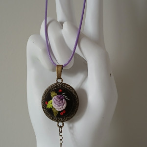 Ręcznie haftowany wisior  CORA