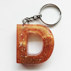 Brelok literka D z żywicy czerwona z złotem i kryształkami