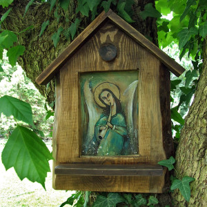 Drewniana kapliczka - Anioł grający na piszczałce