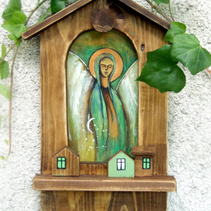 Drewniana kapliczka - Anioł czuwający