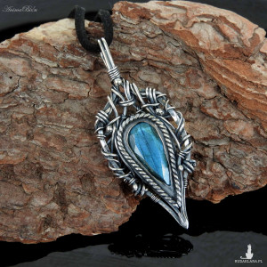 Wisiorek srebrny z labradorytem dwustronny wyplatany