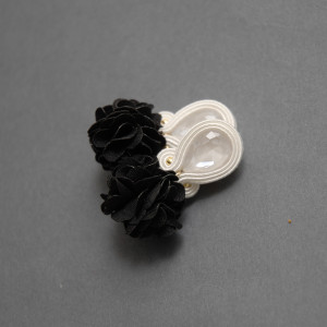 czarno-białe kolczyki lub klipsy sutasz z kwiatkami