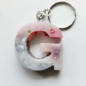 Brelok literka G z żywicy różowa z złotem I kwiatem
