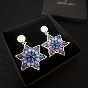Kolczyki "Aurora Star" – opalizujące niebiesko-srebrne gwiazdki z koralików