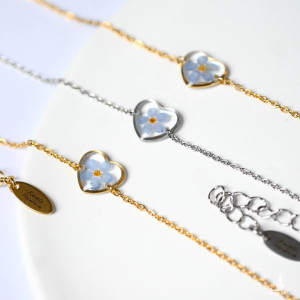 Delikatna, ręcznie robiona bransoletka serduszko z prawdziwą niezapominajką zatopioną w żywicy