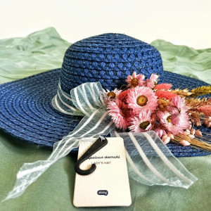 Niebieski Kapelusz ze Wstążką i Bukietem Suszonych Kwiatów – stylowy dodatek z nutą boho