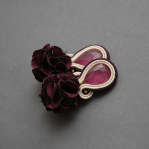 bordowo-kremowe kolczyki lub klipsy sutasz z kwiatkami