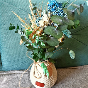 INTENSYWNIE ZIELONY BUKIET Z SUSZONYCH I STABILIZOWANYCH ROŚLIN W CERAMICZNYM WAZONIKU