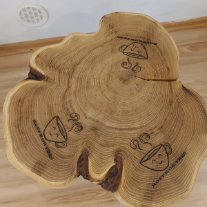 Stolik kawowy z akacji.