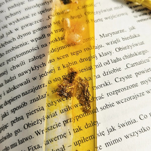 Zakładka z żywicy epoksydowej bursztynowa z płatkami hortensji s10