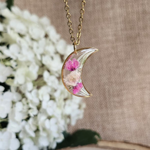 złota zawieszka złoty wisiorek naszyjnik żywica z żywicy kwiaty z kwiatami księżyc kwiaty żywica biżuteria gipsówka