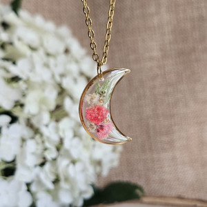 złota zawieszka złoty wisiorek naszyjnik żywica z żywicy kwiaty z kwiatami księżyc kwiaty żywica biżuteria gipsówka