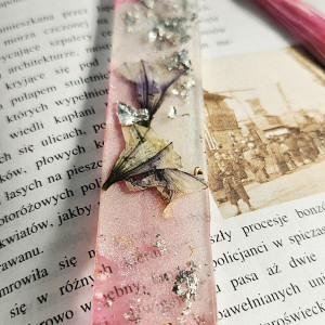 Zakładka z żywicy epoksydowej z surfinią i sebrem s11