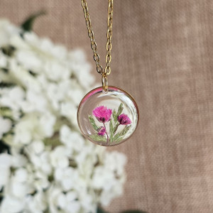 złota zawieszka złoty wisiorek naszyjnik żywica z żywicy kwiaty z kwiatami retro naturalna dziewczęca kobieca różowa gipsówka