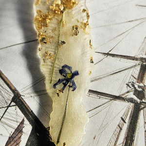 Zakładka z żywicy epoksydowej pióro z złotem fiołkiem i szafirkiem P02