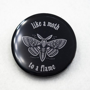 Przypinka gotycka z żywicy z ćmą pin_print Goth 006