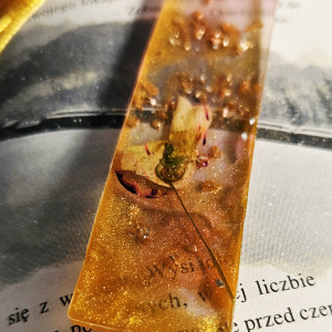 Zakładka z żywicy epoksydowej z złotem i glicynią M13