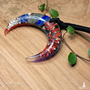 Lunula czakralna, orgonit - wisior z żywicy, lapis lazuli i smagliczka
