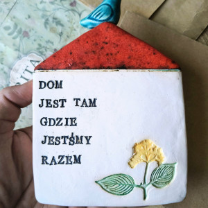 Domek z sentencją i kwiatem