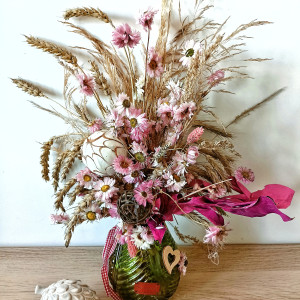 Kompozycja – bukiet z suszonych i stabilizowanych roślin w zielonym szklanym wazonie