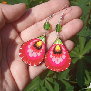 Czerwone ludowe kolczyki do sukienki z kwiatami, biżuteria folk, wiszące kolczyki łezki w stylu boho z motywem kwiatowym