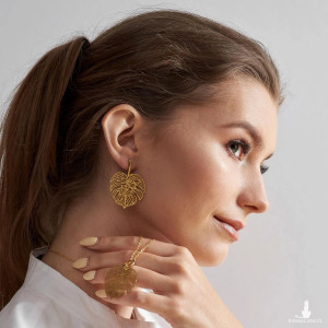 Naszyjnik z ażurowym liściem monstery Feme c680