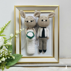 Młoda para króliczki w biało-złotej ramce prezent ślubny obraz