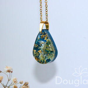 Wisiorek łezka z żywicy z zatopionymi kwiatami i drobinkami złota