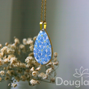 Złota łezka z żywicy z niezapominajkami, ramka stal chirurgiczna