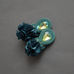 zielone kolczyki lub klipsy sutasz z kwiatkami