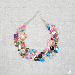 6301 Ręcznie robiony naszyjnik z naturalnych skarbów morza i ziemi.