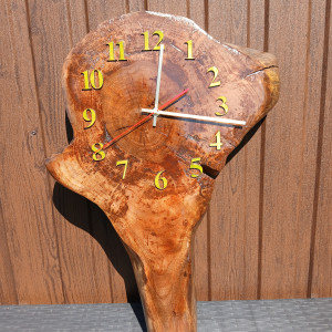 Zegar ścienny na plastrze orzecha