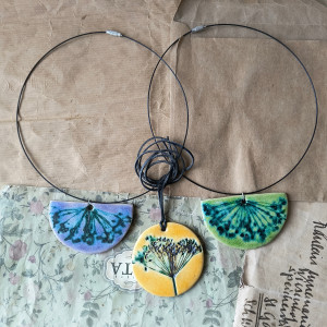 Wisiory z motywem kopru