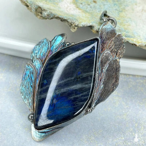 Naszyjnik z mieniącym się spektrolitem a1064