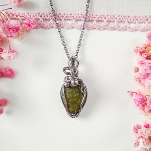 Naszyjnik Epidot stal chirurgiczna wisiorek handmade wirewrapping