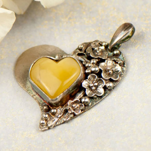 Wisior z bursztynowym sercem w kwiatach a686