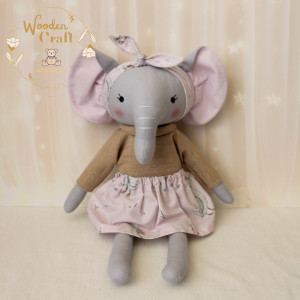 Słonik Elza przytulanka w beżowym sweterku i różowej spódniczce z opaską