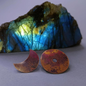 Balans Słońca i Księżyca, kolczyki sztyfty z miedzi.