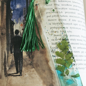 Zakładka z żywicy epoksydowej turkus brokat z gałązką paproci  s17