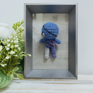 Laleczka voodoo w ramce szydełkowe rękodzieło prezent z czarnym humorem