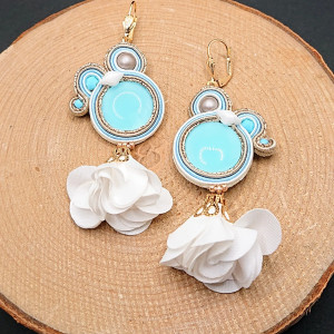 Biało-błękitne kolczyki sutasz z kwiatkami